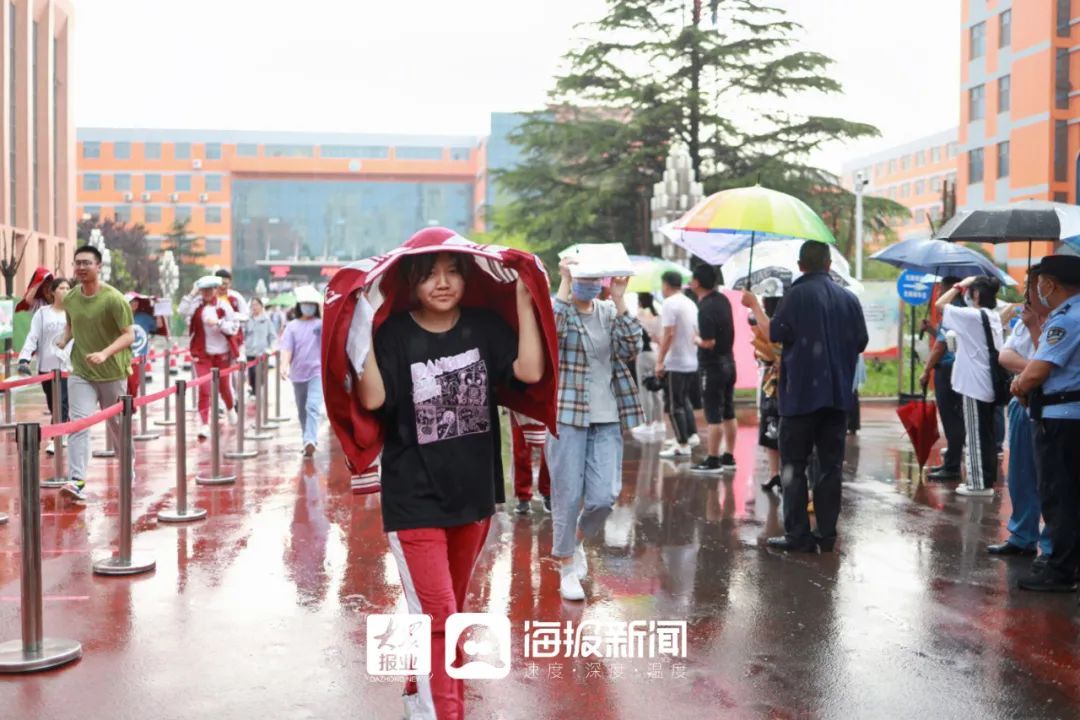 日照实验高中|刚刚！日照高考雨中结束！他第一个冲了出来！这些感动瞬间......