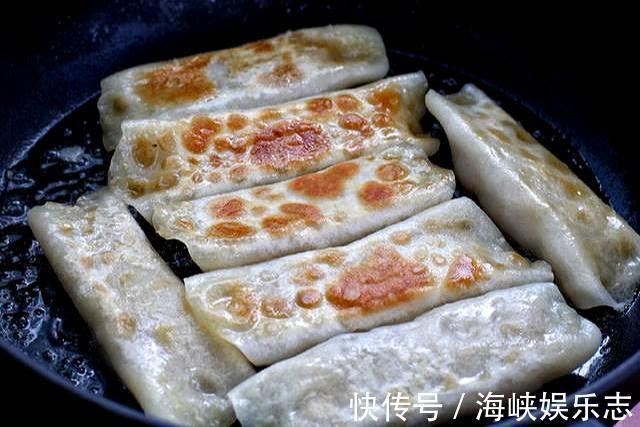 自制煎制锅贴2个窍门，和面加水要多次，小火慢煎用水淀粉