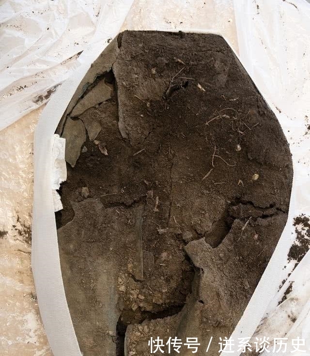 骨灰|考古学家翻开几百公斤的大石板,发现下面有个被压碎的青铜骨灰罐