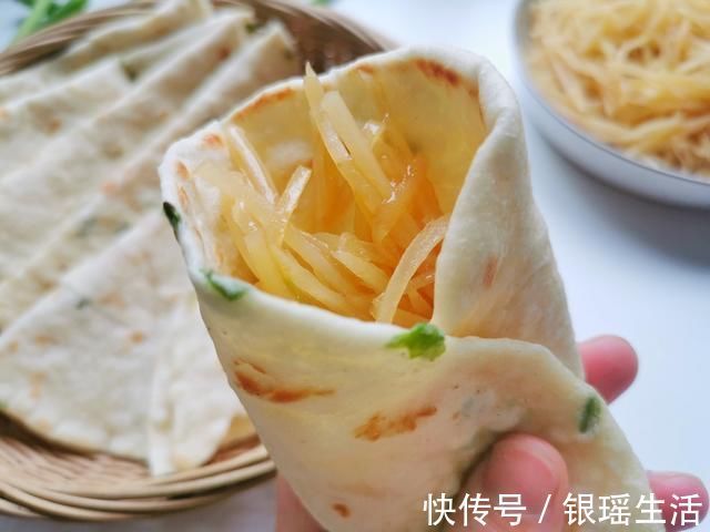 不粘锅|一家三口的晚餐，10张饼1盘菜，好吃接地气，老公抱怨没吃饱