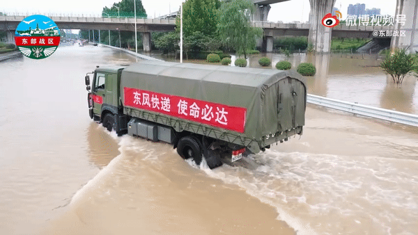 火箭军|在洪水中坚定前行的“最牛军车”，来自火箭军