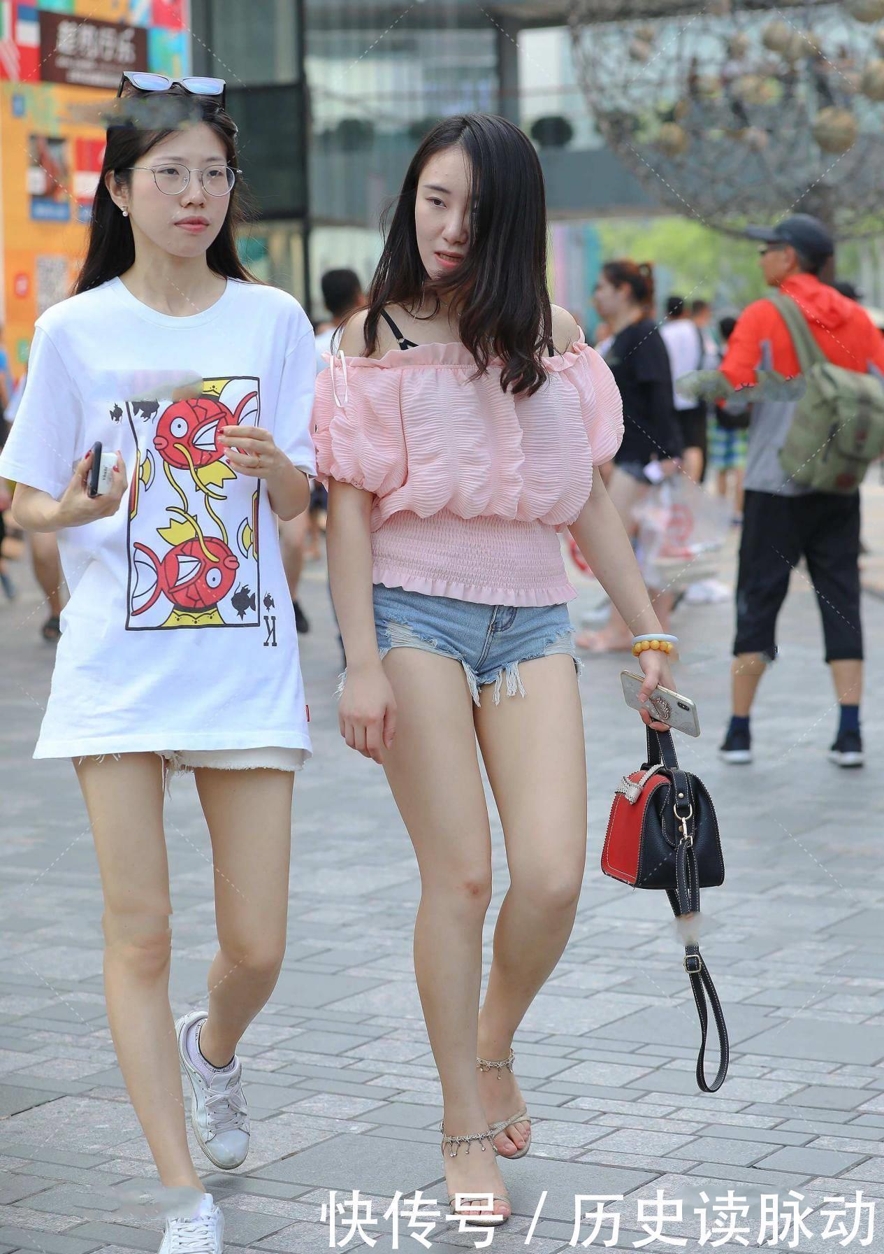 减龄|粉色一字肩,设计感十足尽显青春,减龄又时尚