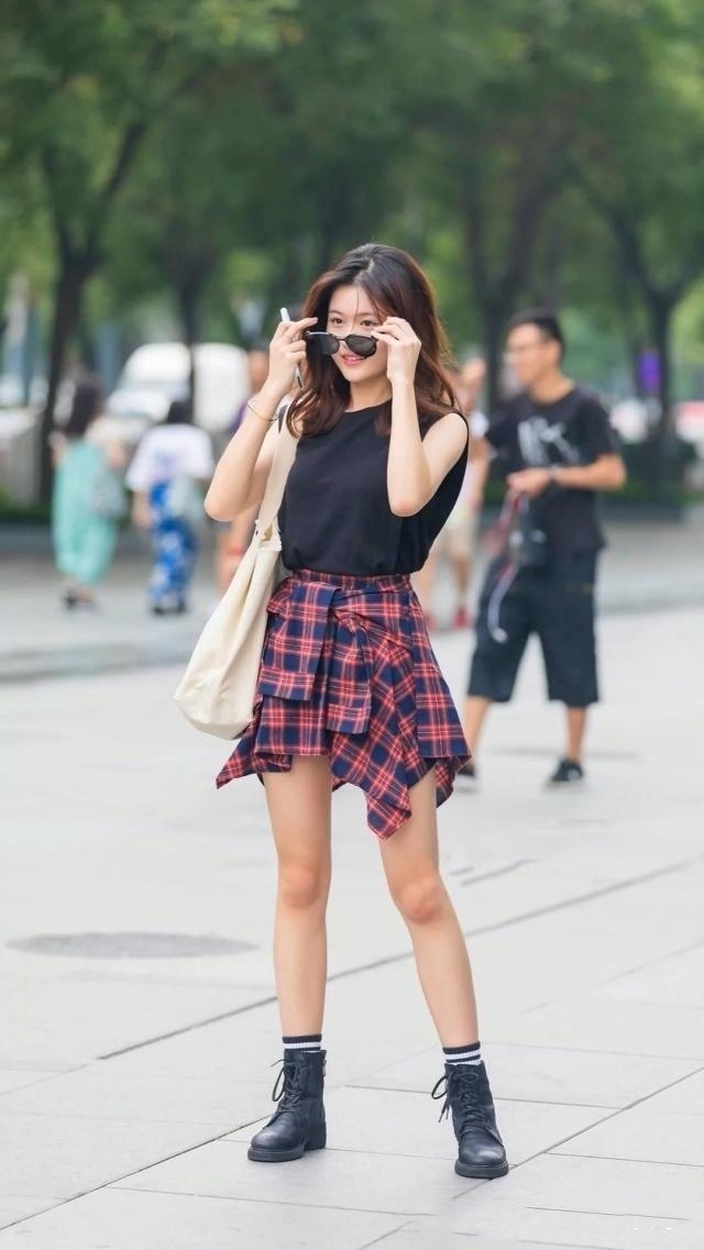 薄纱连衣裙显得仙美十足,散发出甜美气息,显得个性十足