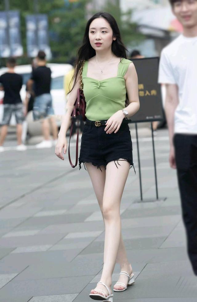白皙的美女,果绿小衫配热裤,简约轻盈,美翻了