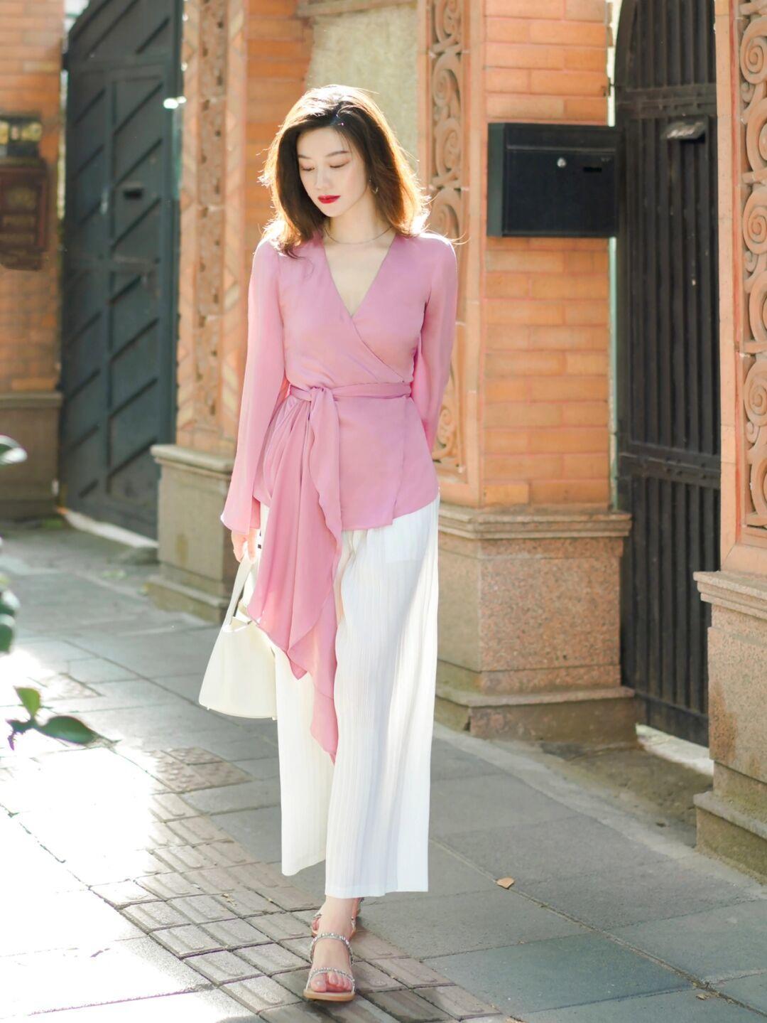 减龄|想要穿出少女感,不如试一试粉色衬衫+白色背带裤,穿起来元气十足!
