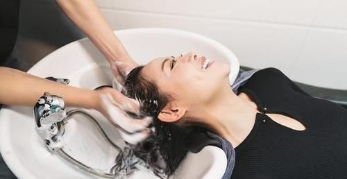 头发隔多久洗一次最好?很多人都做错了,难怪头发掉得越来越厉害