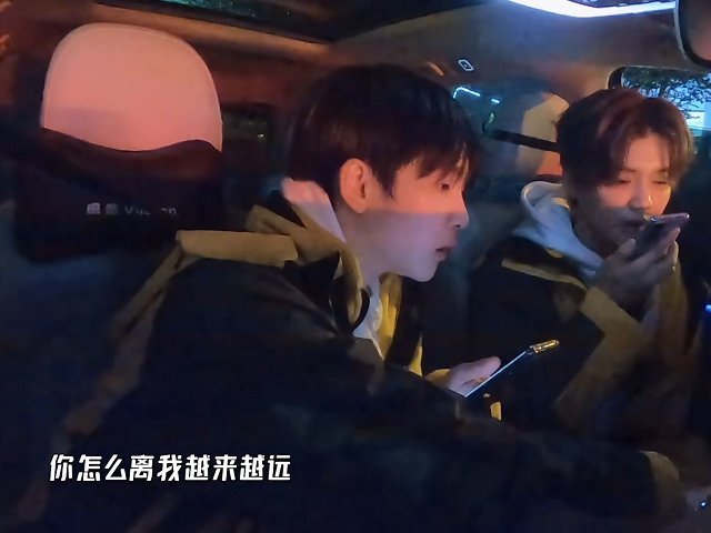 鹿晗周震南送外卖频出错,被顾客打电话斥责,挂断电话后鹿晗表情藏不住