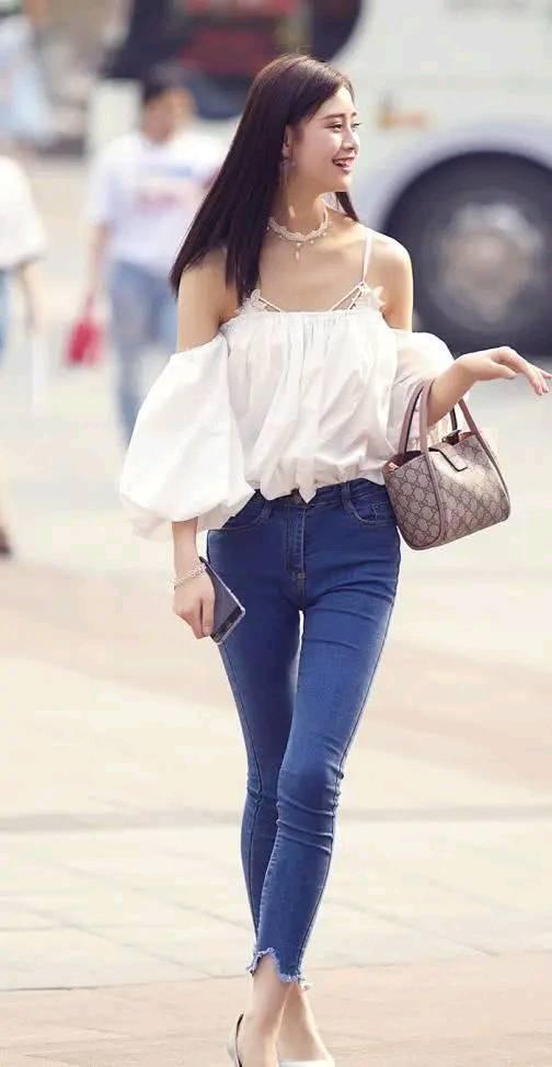邻家小姐姐, 吊带衫配紧身牛仔裤, 显高挑身材气质迷人
