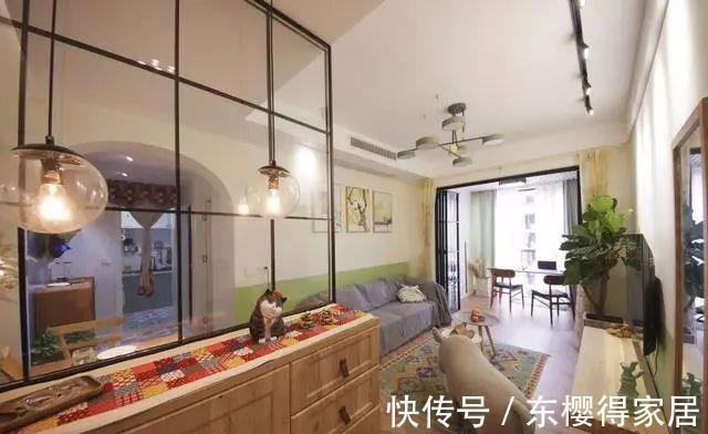 隔断|50㎡小户型单身公寓,巧用玻璃门作隔断,一个人住太舒服了