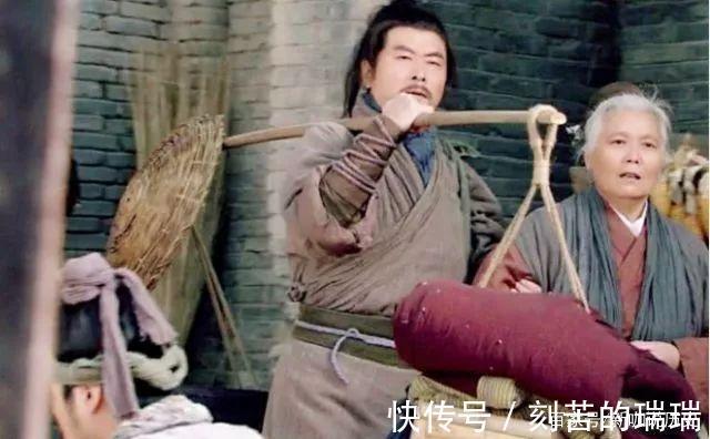 王进#《水浒传》中一低调高手，虽只出手过一次，但其两棍便放倒了史进