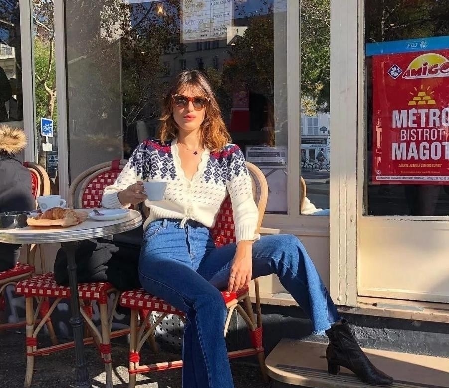 减龄 今年很流行“奶奶衫”,看似显老,穿上却很减龄,百搭不挑人