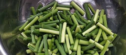 炒猪肉时,先放油还是先放肉?很多人都搞错了,难怪肉又老又硬