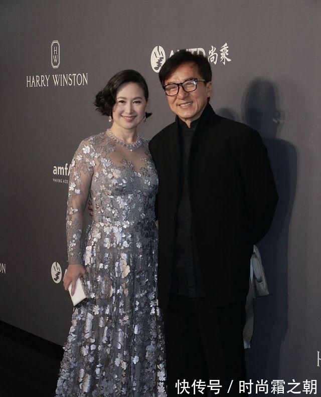 身材|何超琼肉感身材真有优势,穿银色薄纱连衣裙配短发,太有豪门气质