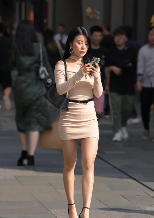 裙子最能体现女人味，好身材不用太多修饰，一条修身连衣裙就够了