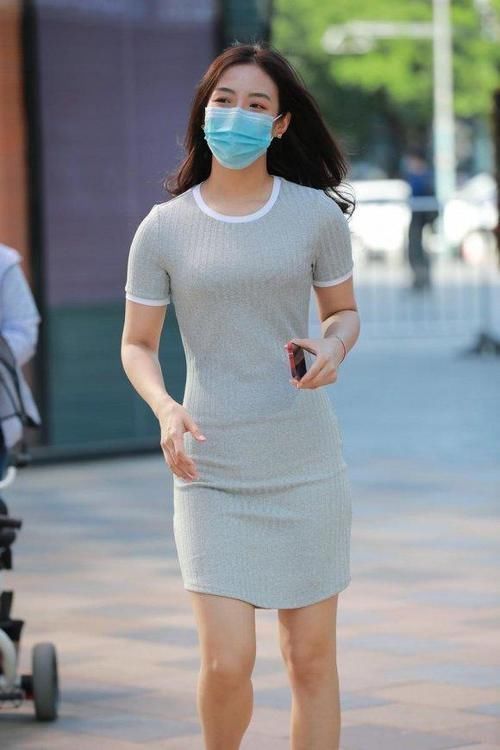 姑娘们 爱美的姑娘们,在选择针织长裙时,一定不能错过浅色系的