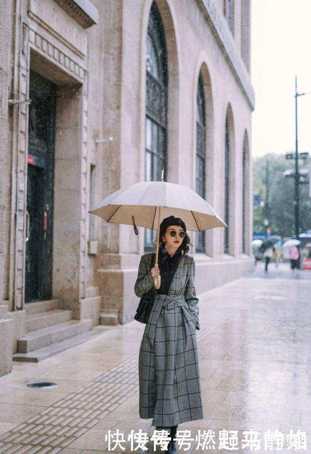 原来50岁的女人还可以这么时髦,浅色大衣配直筒裤,霸气又减龄
