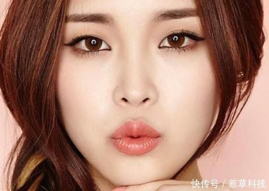 口红 女人再懒也要会“涂口红”,别傻傻抿嘴唇了,难怪沾杯掉色!