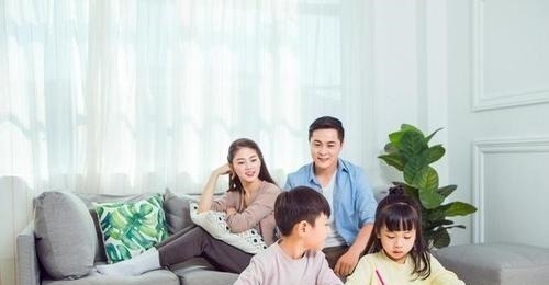 小王|全家围观孩子“抓周”,宝宝径直爬向这玩意,奶奶低呼这下完了