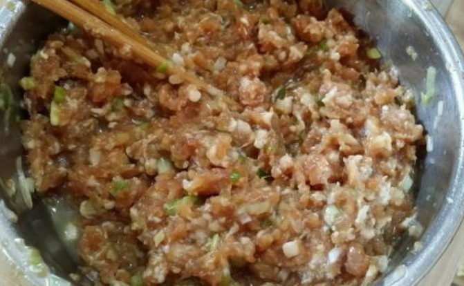 肉馅|调肉馅时，先加盐还是先加油记住3个顺序，肉馅鲜嫩多汁，真香