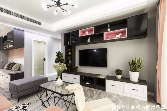 电视柜|87平现代风两居室,黑白灰加入粉色调的装饰这个沙发墙太浪漫了
