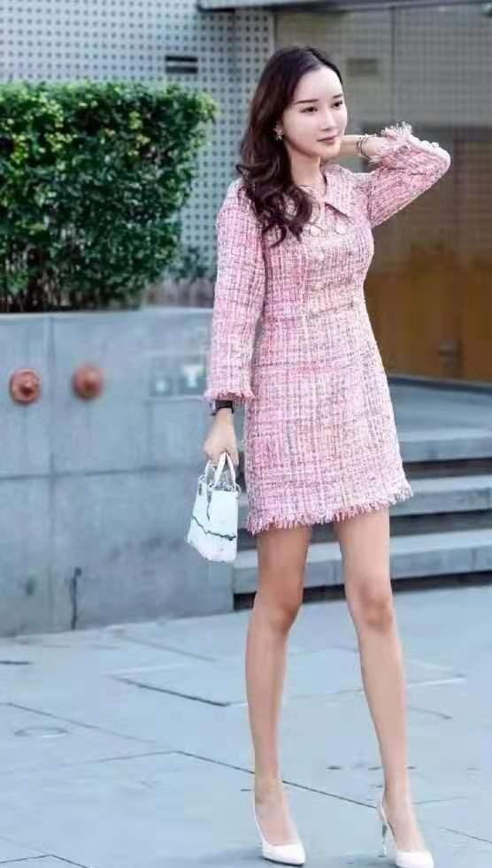 粉色粗毛呢装嫩, 成熟魅力不输给美女