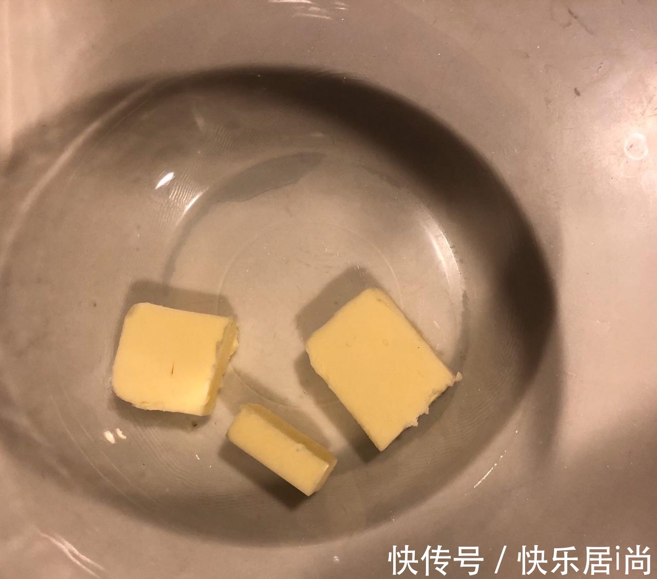 不加一滴水，用牛奶和鸡蛋做成的小面包，好吃又营养，奶香味十足！