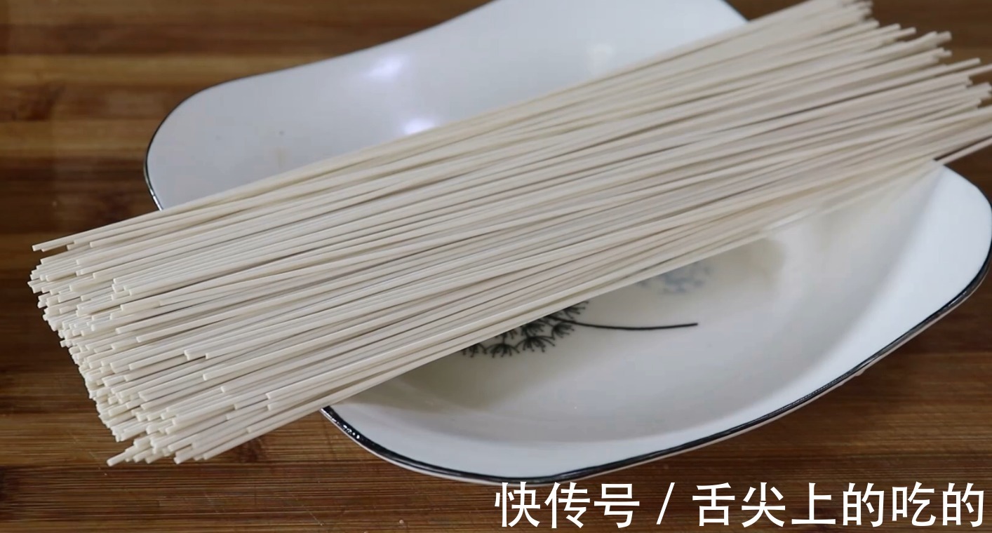 香辣小面|面条要好吃,面条卤是关键,这样做出的面条汤汁,让你连吃三碗