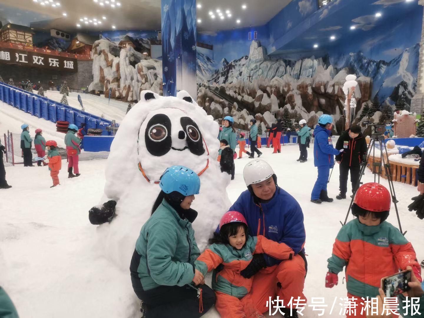 何彦|游客在欢乐雪域自制2米高“冰墩墩”