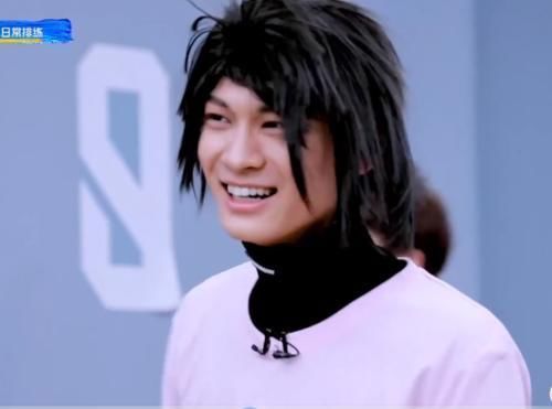 青春有你3|看慣了梁森光頭造型,當他隨意套上假發,十七梓渝的反應好真實