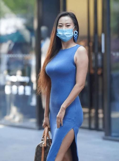 长裙|穿长裙的少妇，全身透着一股成熟的美，尽显性感迷人的身材