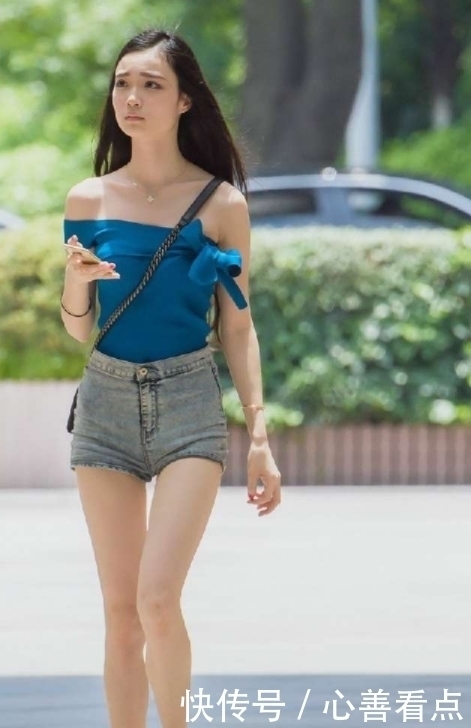 紧身衣|街拍：小姐姐下穿高腰牛仔短裤上面搭配蓝色露肩紧身衣，非常漂亮