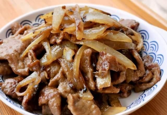 炒牛肉时，最忌放料酒和盐，大厨教我1招，牛肉软嫩多汁不柴