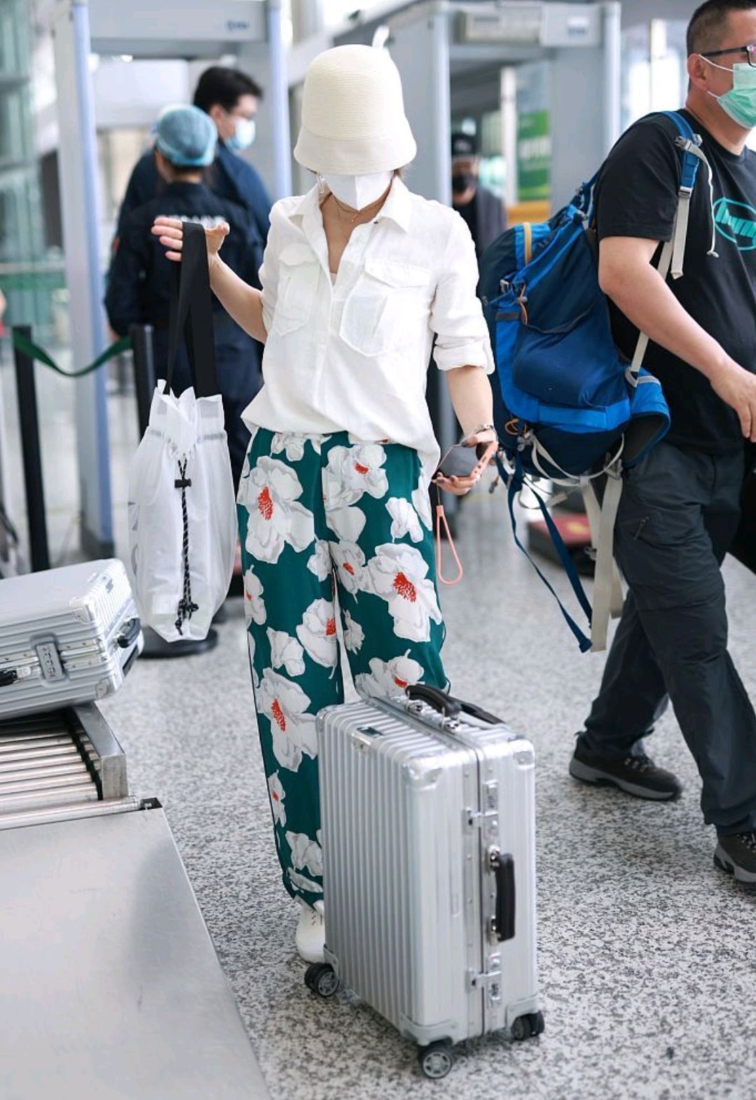 光泽感|马伊琍真是个“衬衫控”,白衬衫配印花阔腿裤简约清爽,减龄大气