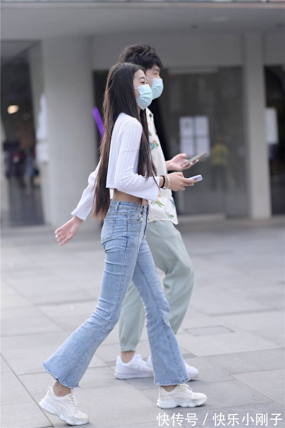 搭配|秋天的时尚美女,选择牛仔裤逛街,总要搭配出一点特别的味道