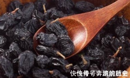 小肚子|葡萄干和此物一起泡,早晚一杯,小肚子不鼓了,皮肤白里透红