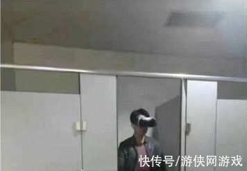 电子科技大学|戴着VR眼镜手冲的人和他打开的门