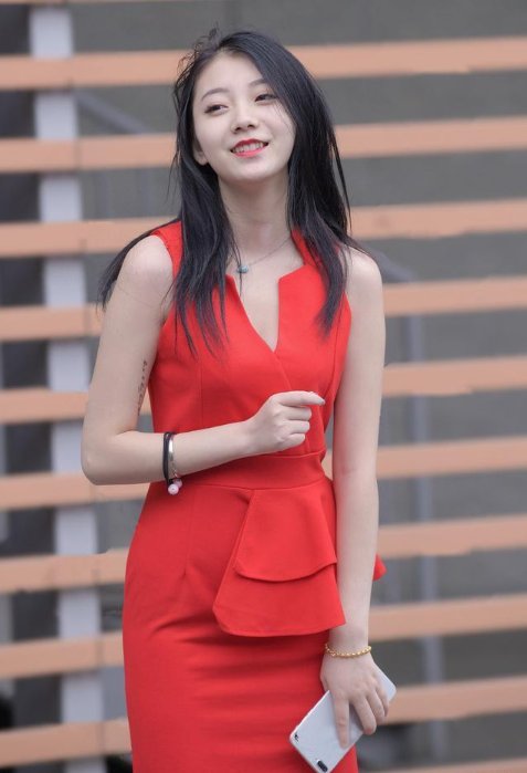 做一个优雅美丽的女人,选一件气质的衣服是对的,讲究优雅舒适