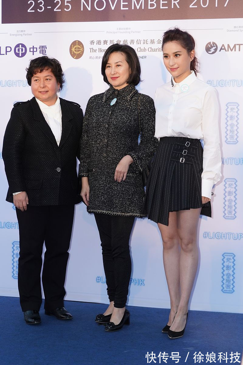 黑色|58岁何超琼再次艳压群芳,黑色蕾丝裙配飞尾短发,胸针显真名媛