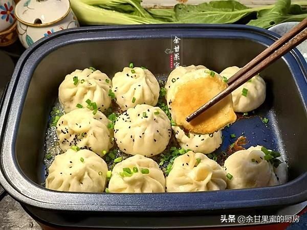 一款家常水煎包，从调馅到出锅，鲜美多汁好味美，出锅就吃仨