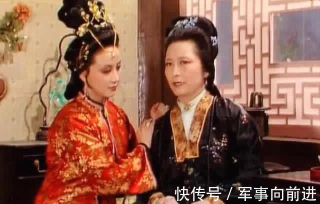 凤姐!王熙凤将袭人打扮成贵妇省亲,为何却给了她一件寒酸的褂子?