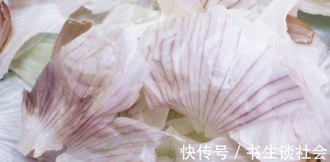大蒜皮是好宝贝，别再扔掉了，教您大蒜皮的3个用法，简单实用
