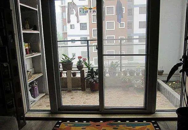 有钱人|阳台跟客厅不要装推拉门,有钱人都用这样的设计代替,太聪明了