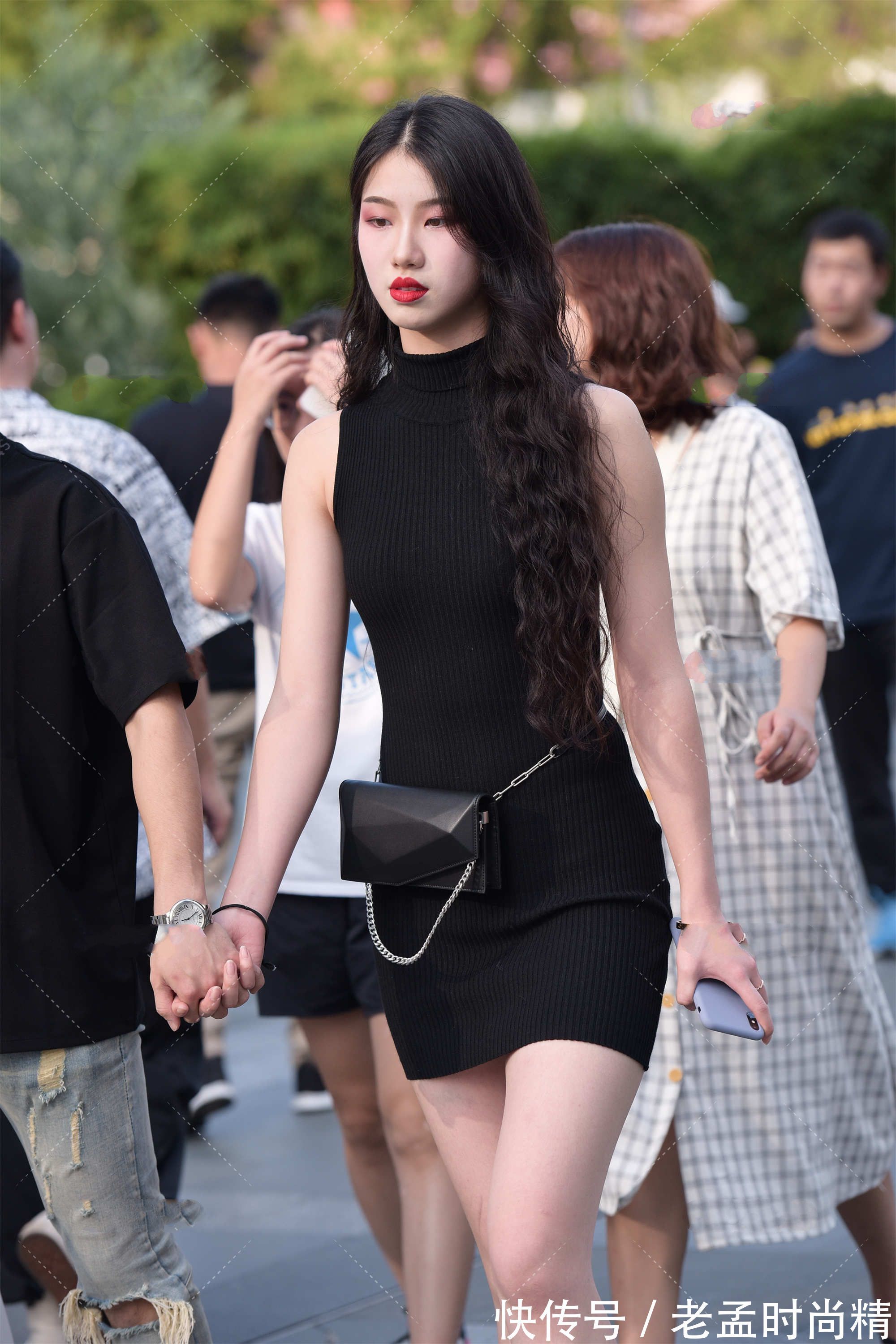 时尚感|时尚流行的腰包, 与黑色的修身裙搭在一起, 满满的独特感