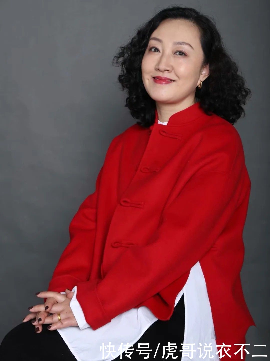 顺色|过了50岁的微胖女人，夏季流行“穿松不穿紧”，学她这么搭真优雅