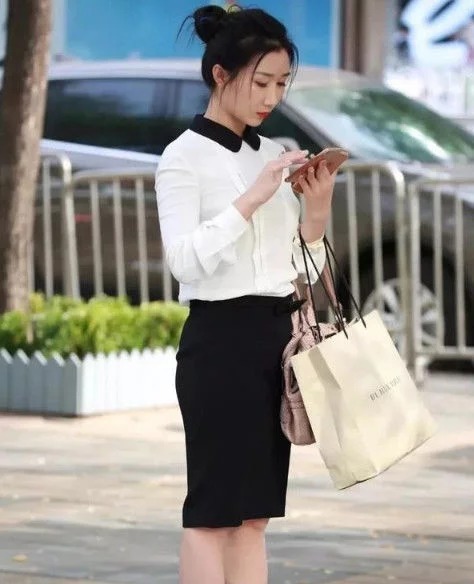 街拍：美女长相美丽大方，打扮尊贵典雅，一看就是大家闺秀