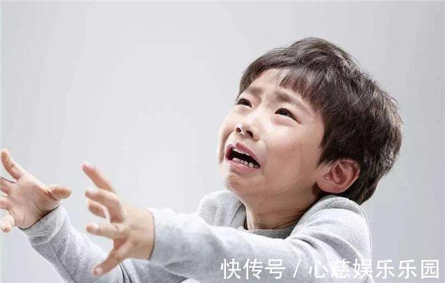 暴打|“爸爸我不敢了”,6岁男孩因顶嘴被爸爸暴打,奶奶无奈偷偷报警