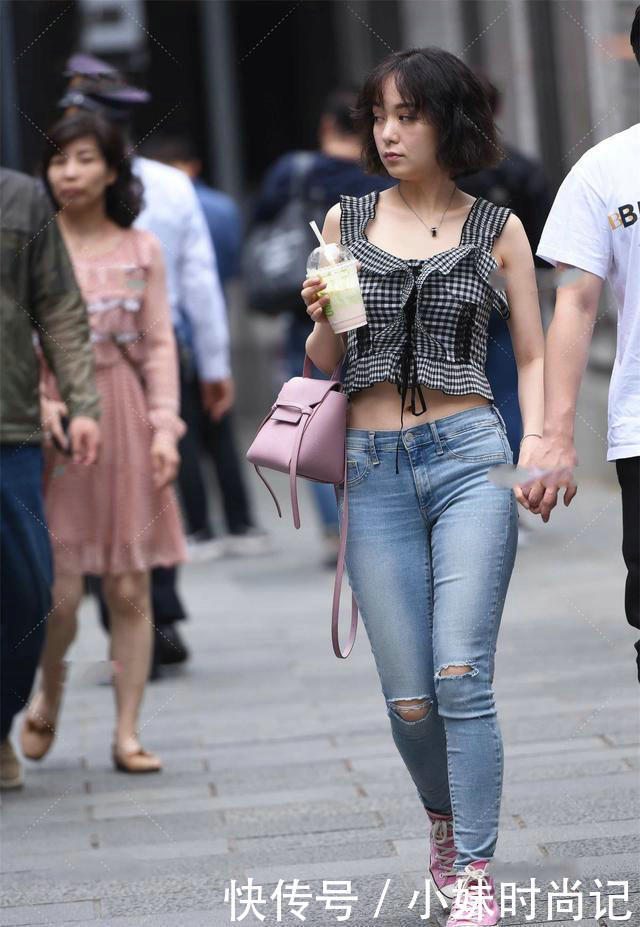 帆布鞋|街拍:破洞牛仔裤加粉色帆布鞋,变得精致并瞬间提升你的格调