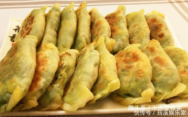 韭菜烙盒子,这么做饼皮不干不硬特柔软,鲜香又入味,真解馋