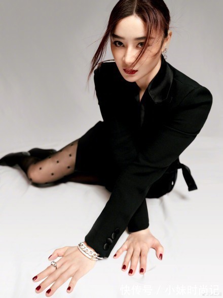 身型 袁珊珊真敢穿,黑色西装配波点丝袜想做辣妹,却意外暴露腿部线条