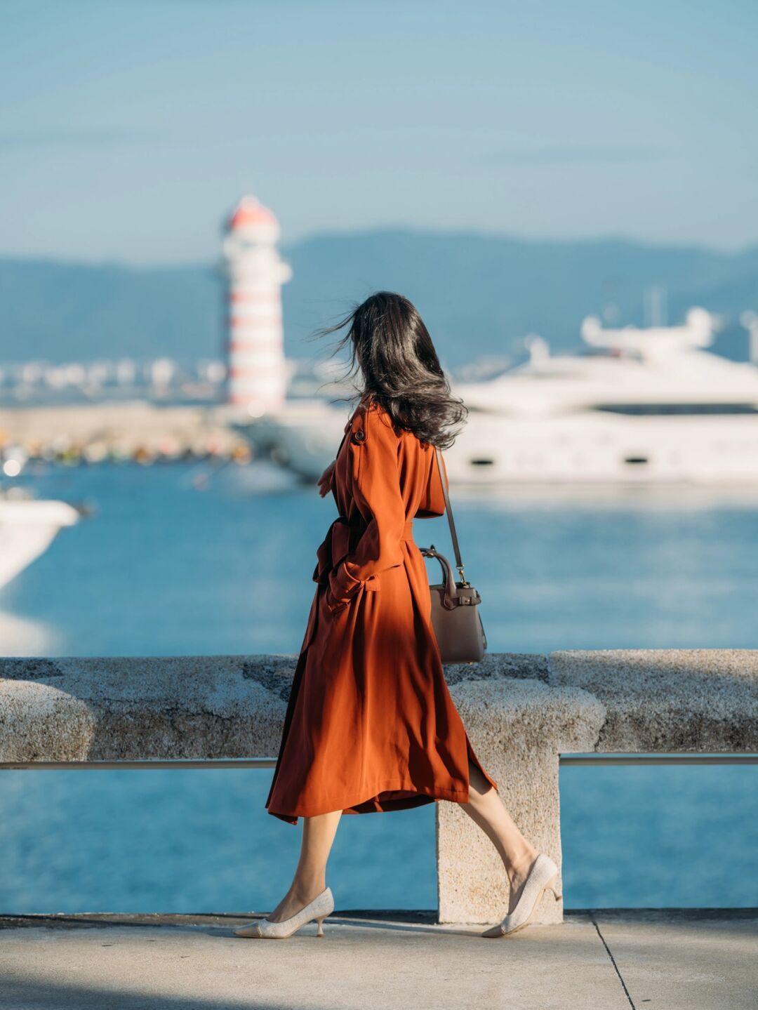 黄黑皮 气质女人穿衣要讲究,看看这些简约高级的“大衣”穿搭,保暖时髦